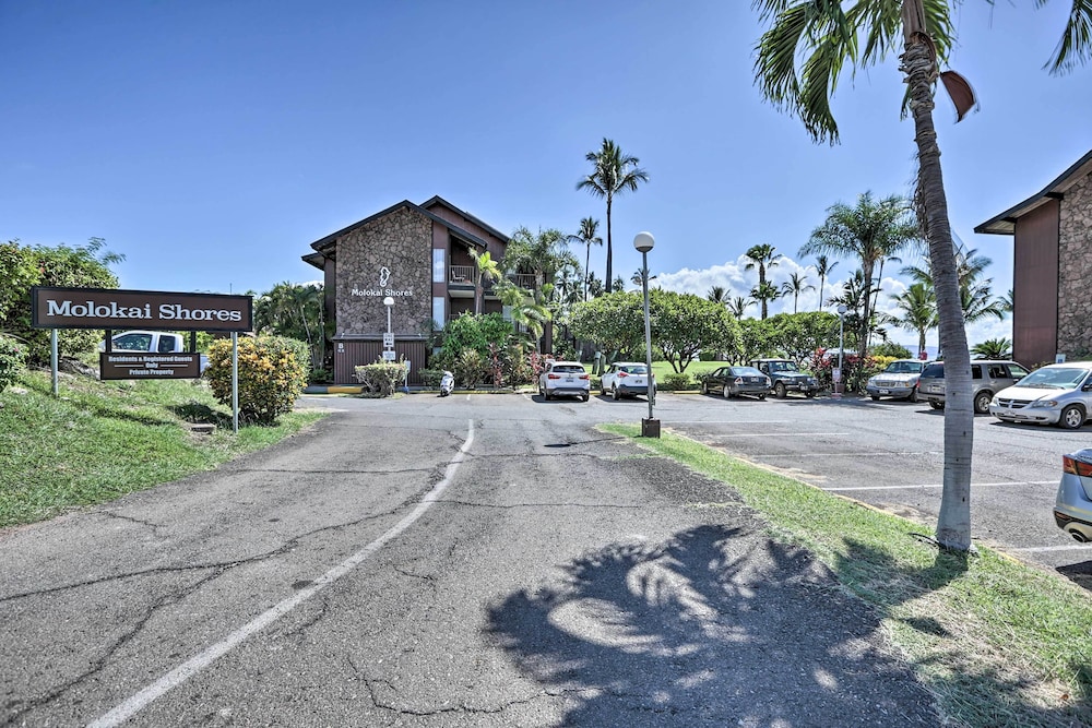 Breezy Kaunakakai Retreat w/ Community Pool!