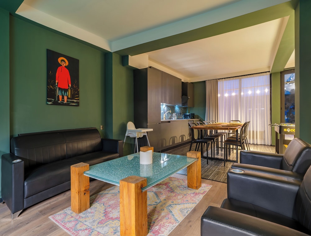 Niabi 4BDR Apartments with billiards