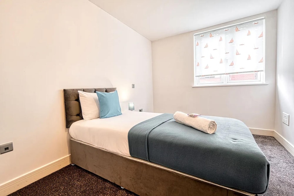 Immaculate 2-bed Apartment in Birmingham view 3