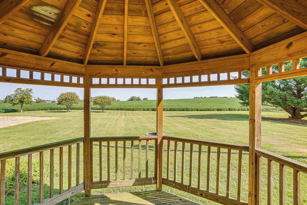 Tennessee Family Farmhouse on 2 Acres! view 2