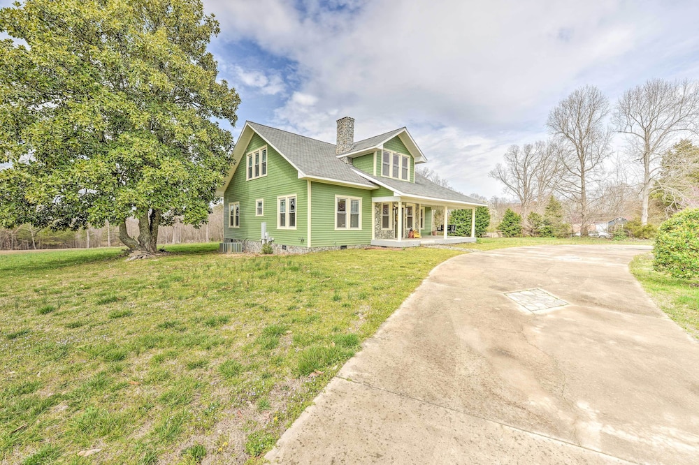 Elegant + Spacious Retreat ~ 18 Mi to Lake Norman! view 4