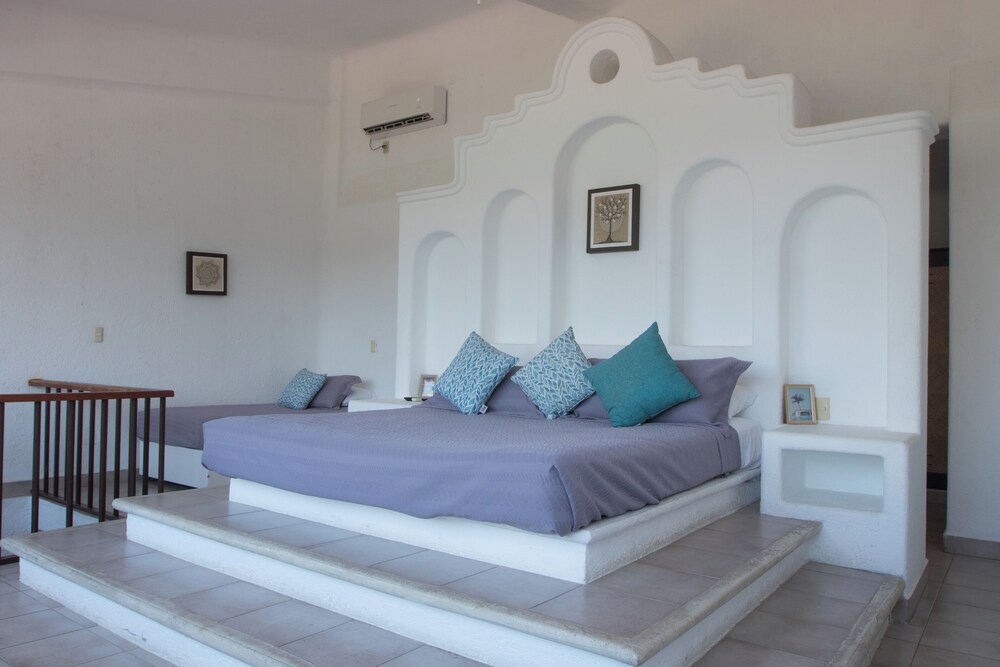 Apt. with Jacuzzi Ixt. Zihuatanejo 3 BR