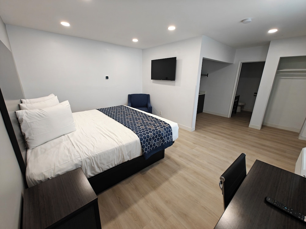 Casa Blanca Inn and Suites
