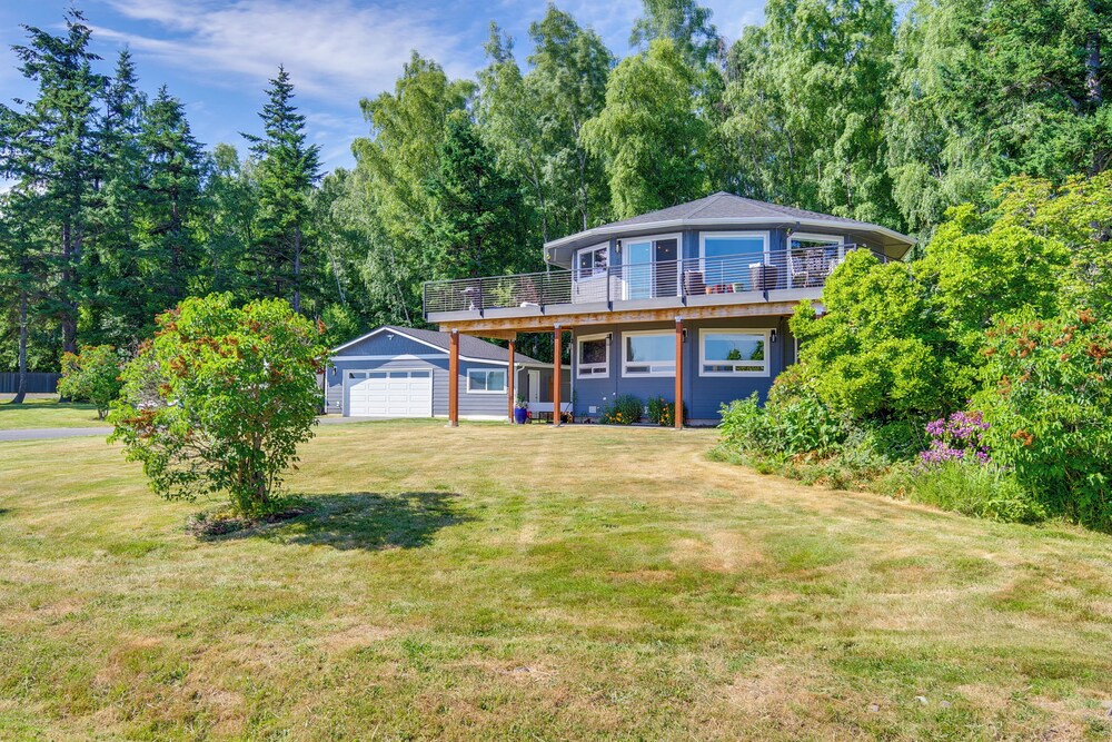 Spacious Deck w/ Ocean View: Puget Sound Gem!