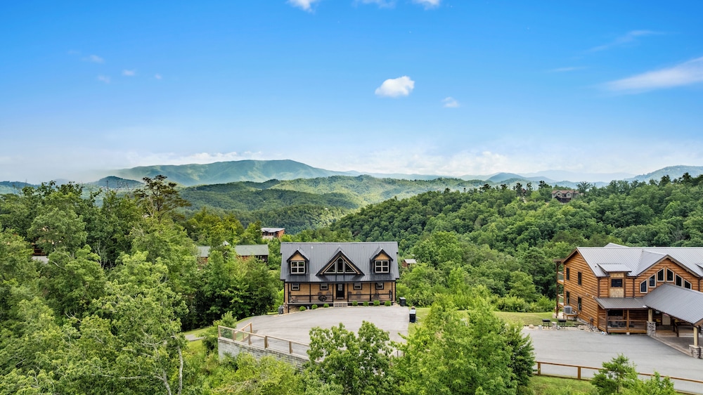 Amazing View Cabin w Gameroom Hot Tub Fire Pit