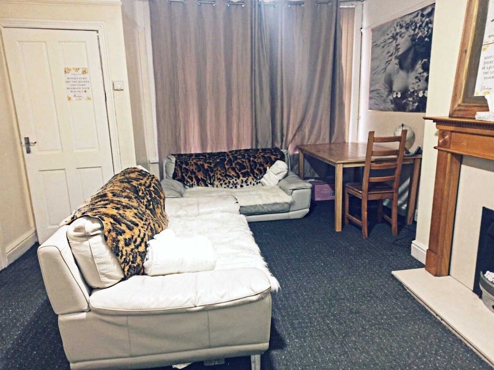 Beautiful 1-bed House in Leeds view 2