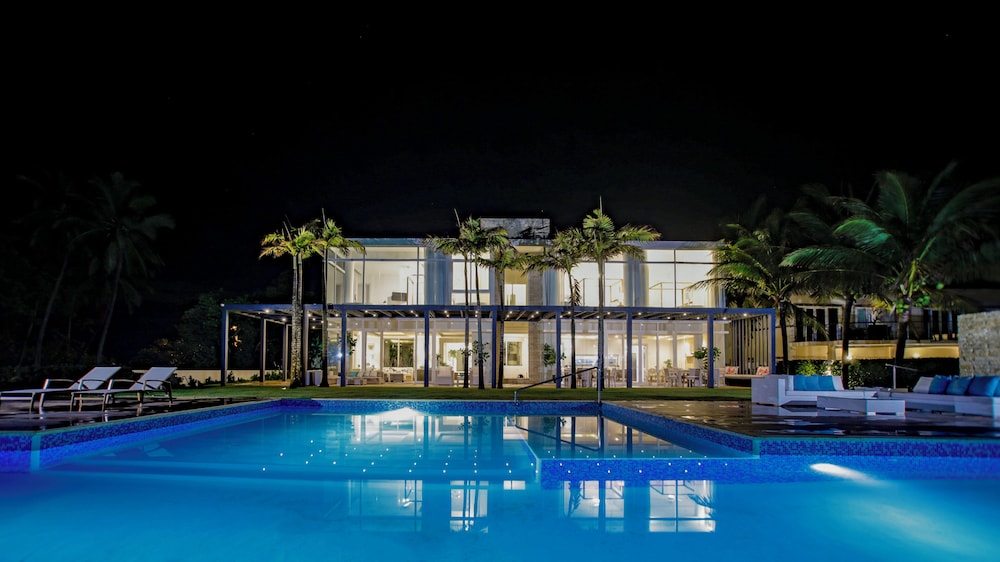 Oceanfront Luxury 10BR Villa