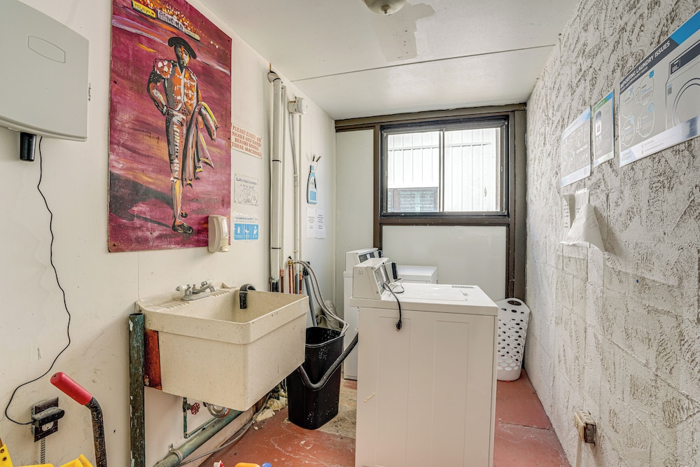 Walk to Beach: North Wildwood Condo w/ Pool Access