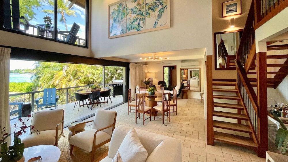 Sophisticated Oceanfront Retreat - Air-conditioned - Walk to Beach - Vrkcv