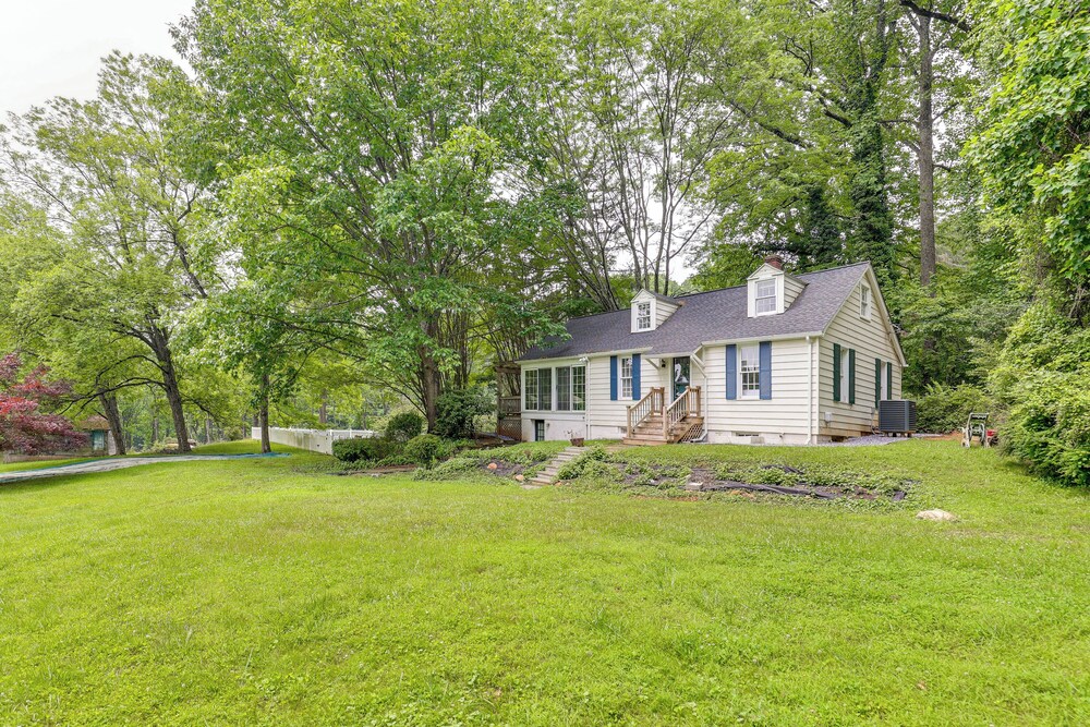 Near Shops & Parks: Dog-friendly Maryland Gem