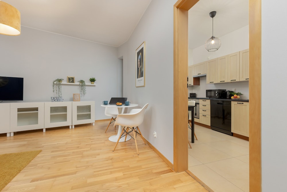 Gold & Blue Apartment Warsaw by Renters view 3