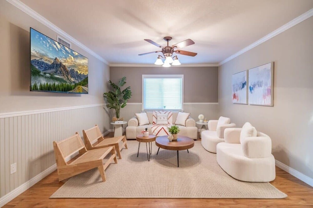 Marbella Lane - Charming 4BR Bungalo for Relaxing Retreat