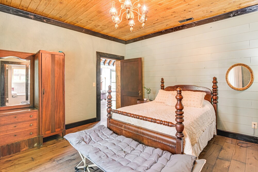 Upscale Getaway on Smith Lake w/ Boat Dock
