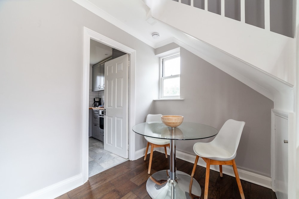 Spacious Battersea Gem With Balcony Bliss