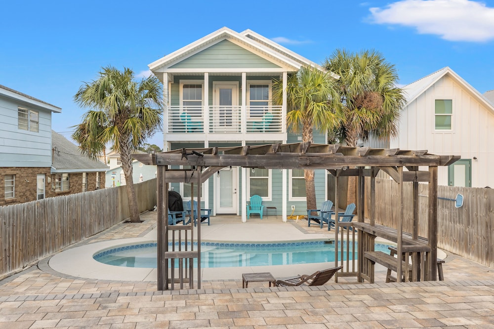 Spacious 4-bed, 3-bath Beach House Sleeps 12 for the Perfect Getaway