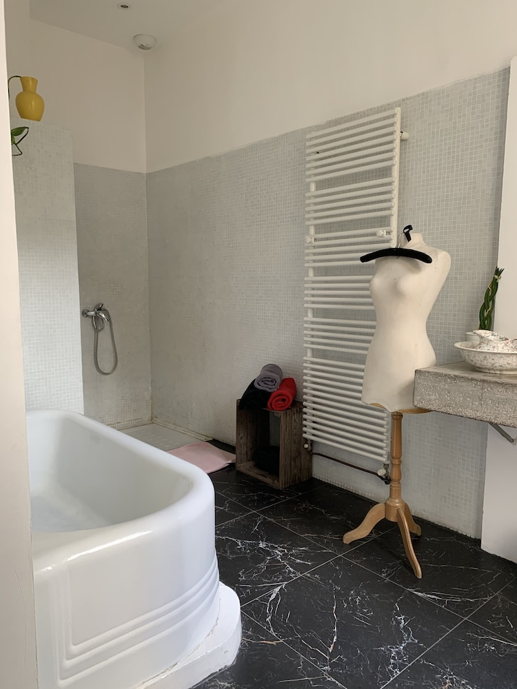 Liberté en Marseille — bathroom