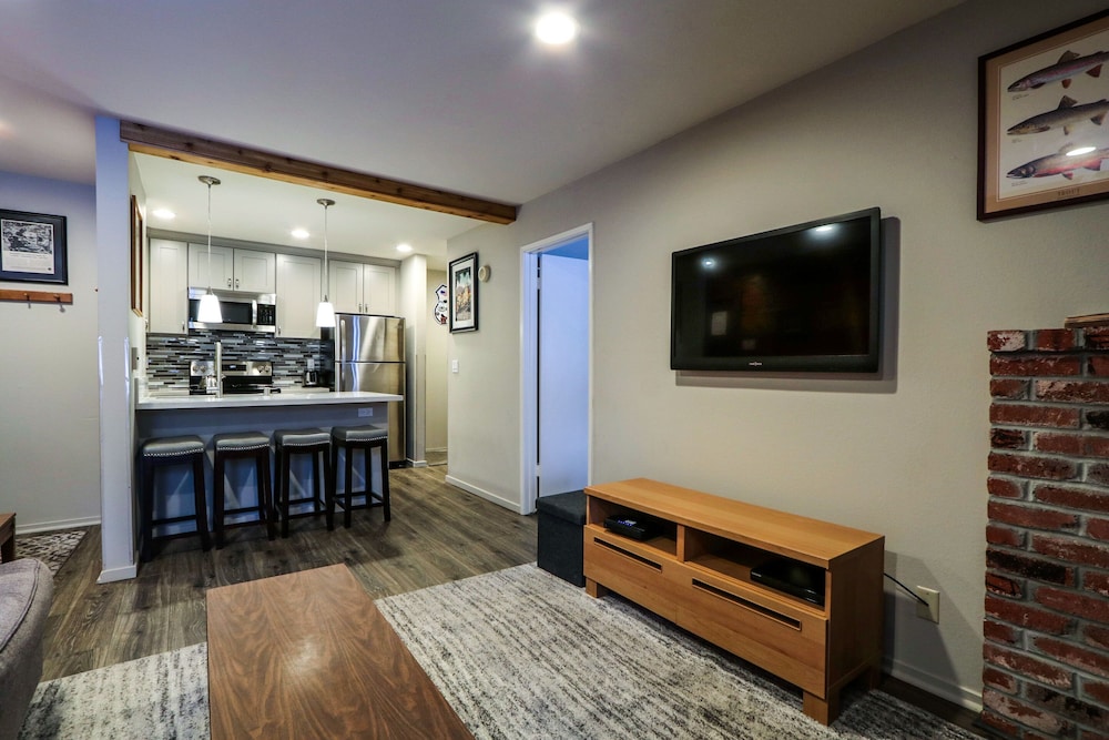 La Residence V S02 Remodeled and Cozy, Great Complex Amenities, Quiet Forest Setting by RedAwning