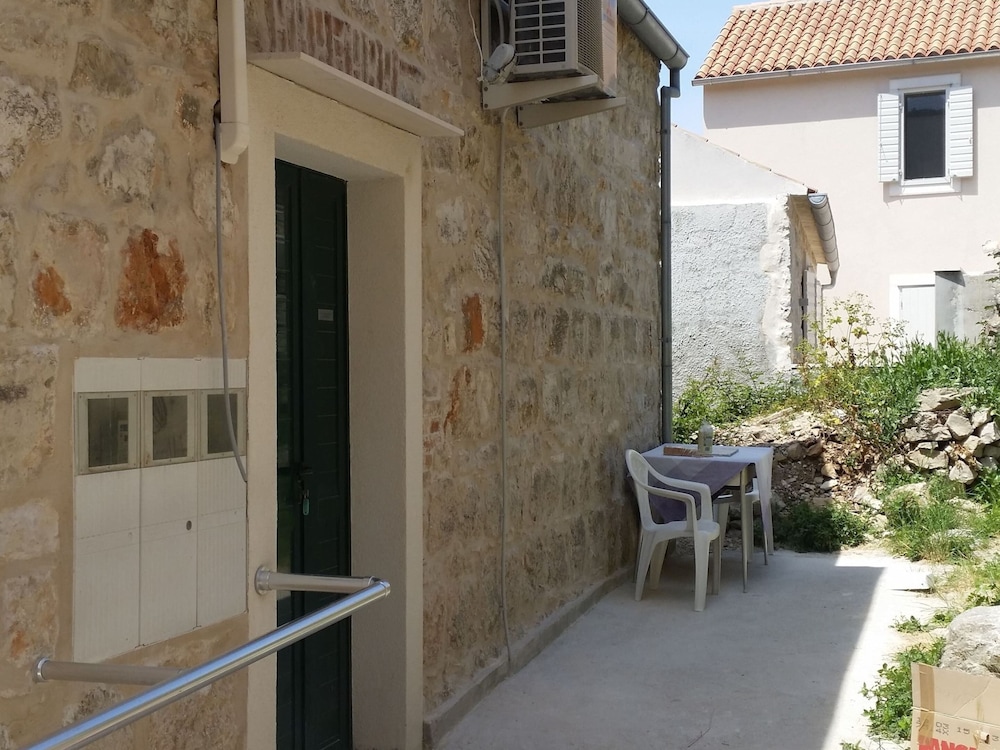 Coastal Apartment in Vis Near sea view 4
