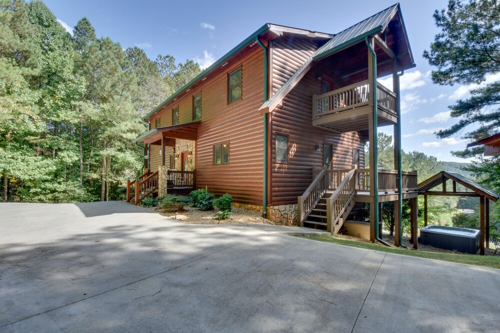 Hot Tub, Game Tables & Mtn Views: Ellijay Cabin view 3