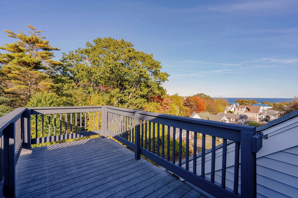 Nubble View Home for 10