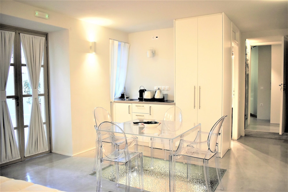 Acropolis Suites