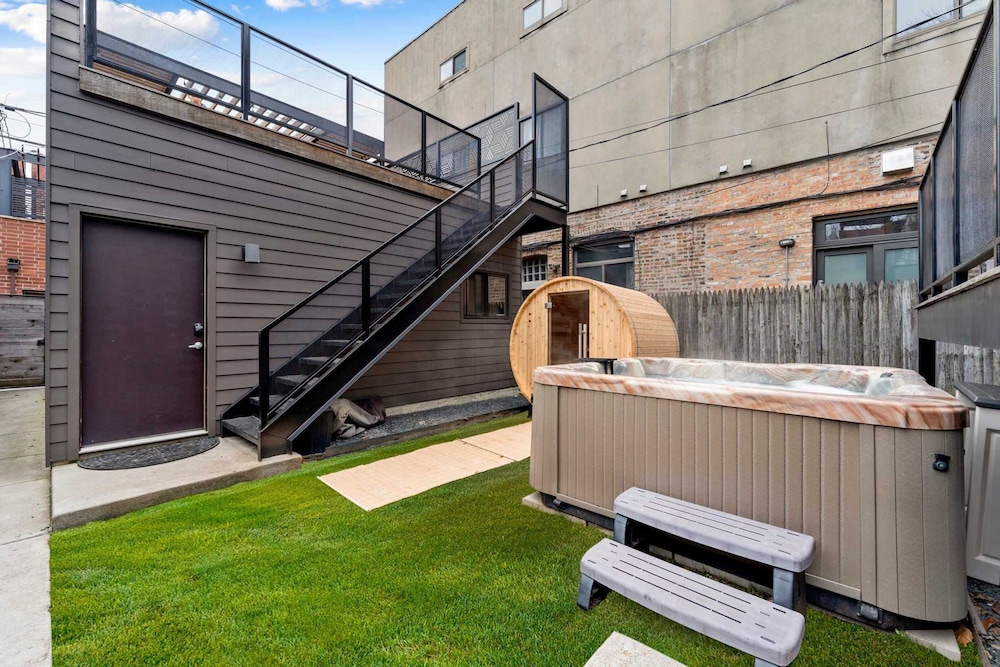 Stunning 5BR Home With 2 Rooftops Sauna Hot Tub