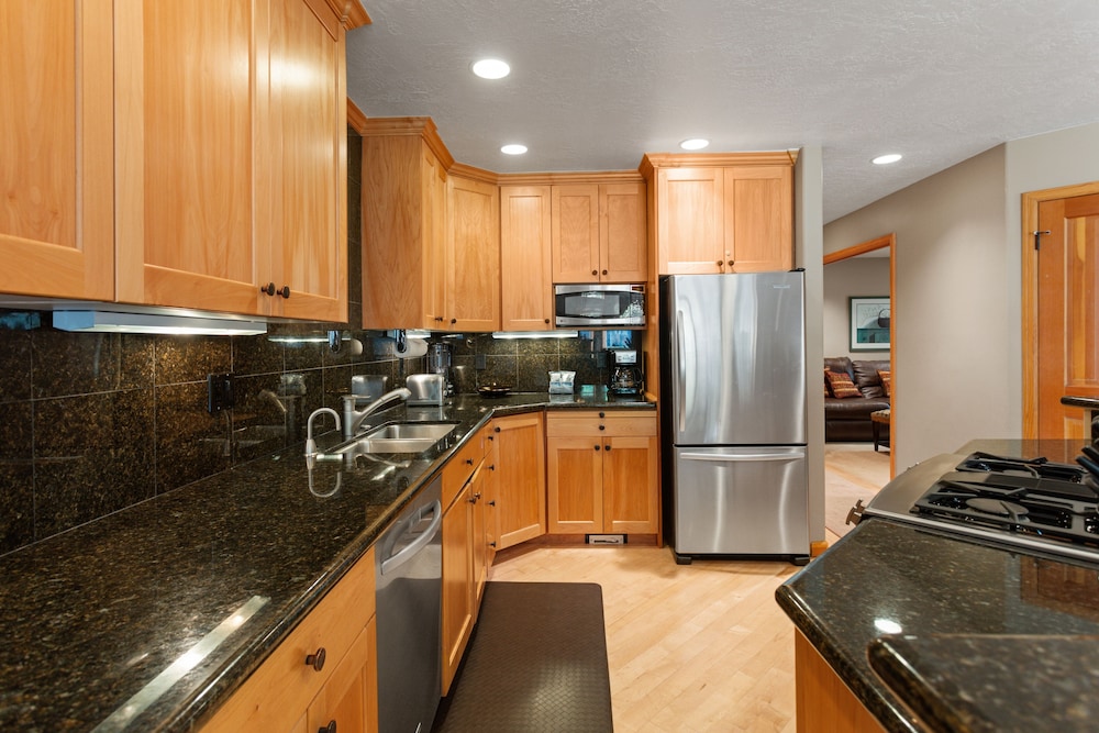 Deer Lake Village at Deer Valley Resort - Three Bedroom Condo with Loft and Hot Tub #2473 3 Condo