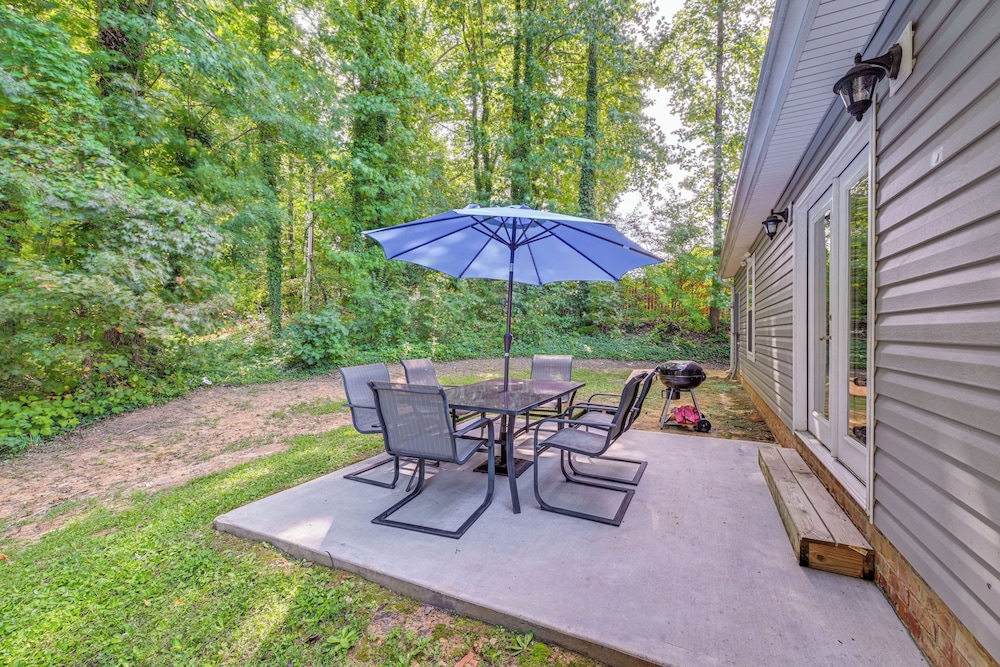 Easy Uptown Access: Charlotte Gem w/ Peaceful Yard