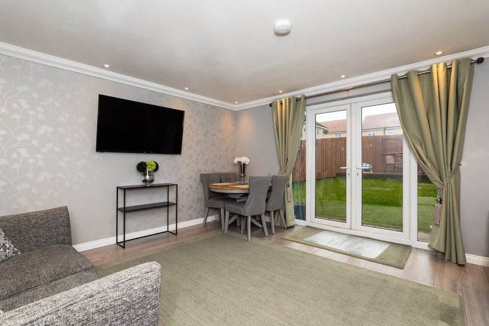3 Bedroom House-private Parking