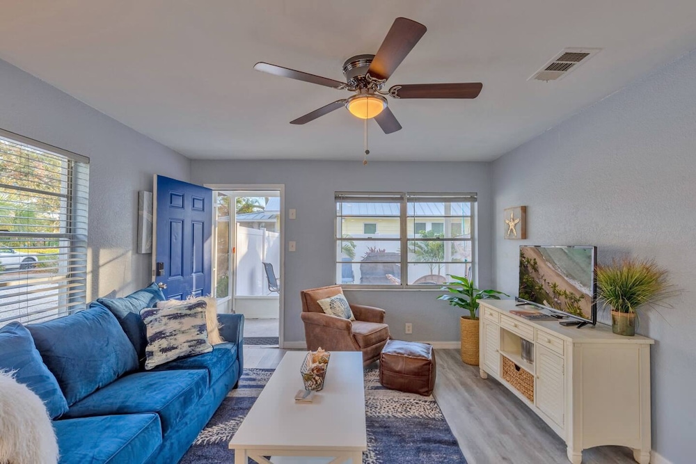Royal Blue Downtown-gulfport-heated Pool