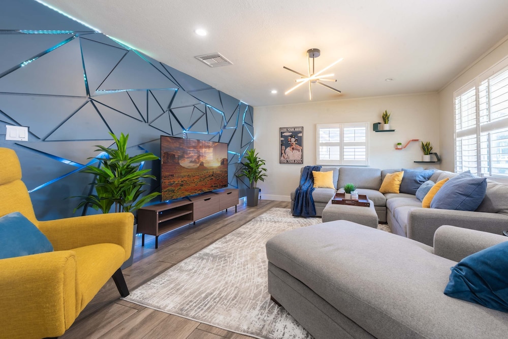 Phoenix 4 BDR Home With Outdoor Entertainment
