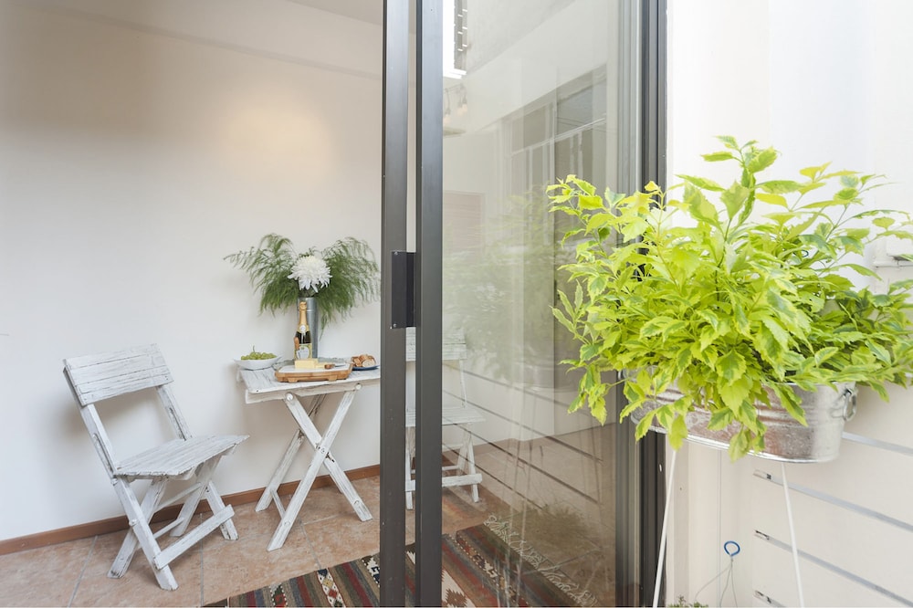 Lovely Terraza Masaryk courtyard_garden photo