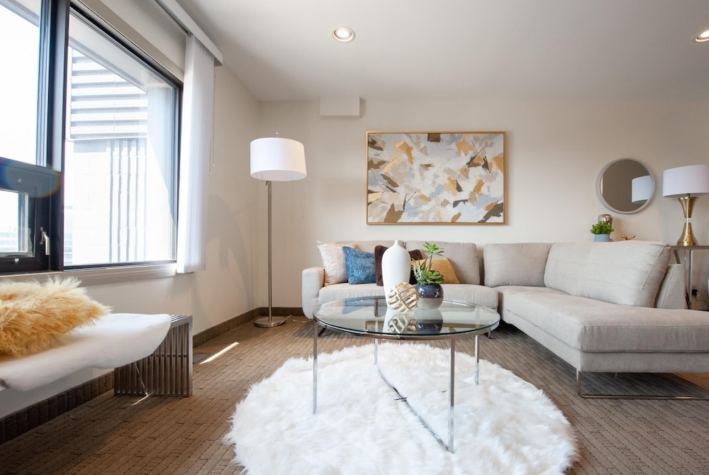 Luxury Downtown Suite With an Amazing View view 3