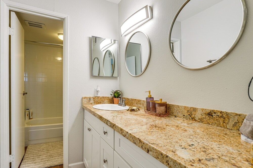 Walkable Old Town Scottsdale Condo: Pool & Hot Tub