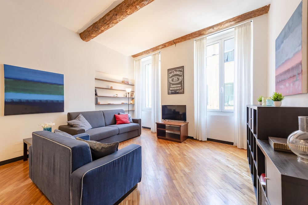 Charming Flat Next to Genoa's Aquarium