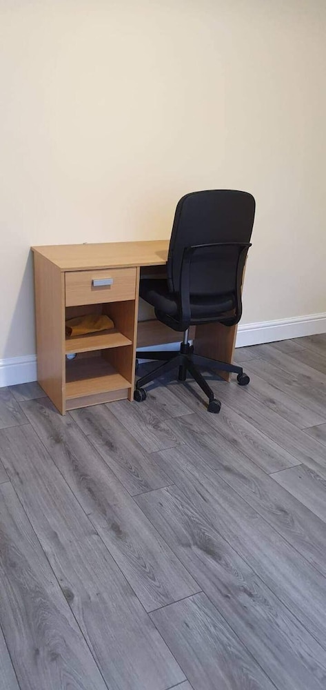 4 Bedroom House in Grays - Sleeps 6 & Parking