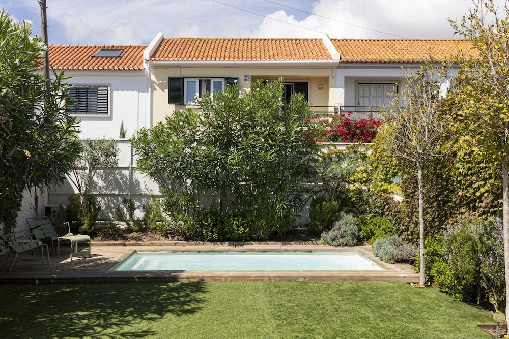 Contemporary Restelo Pool Haven by Cadenzalux