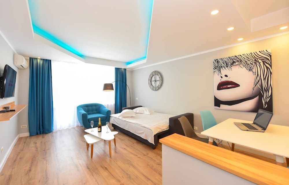 Twin III - One Bedroom - 4 Guests - Cismigiu Gardens view 5