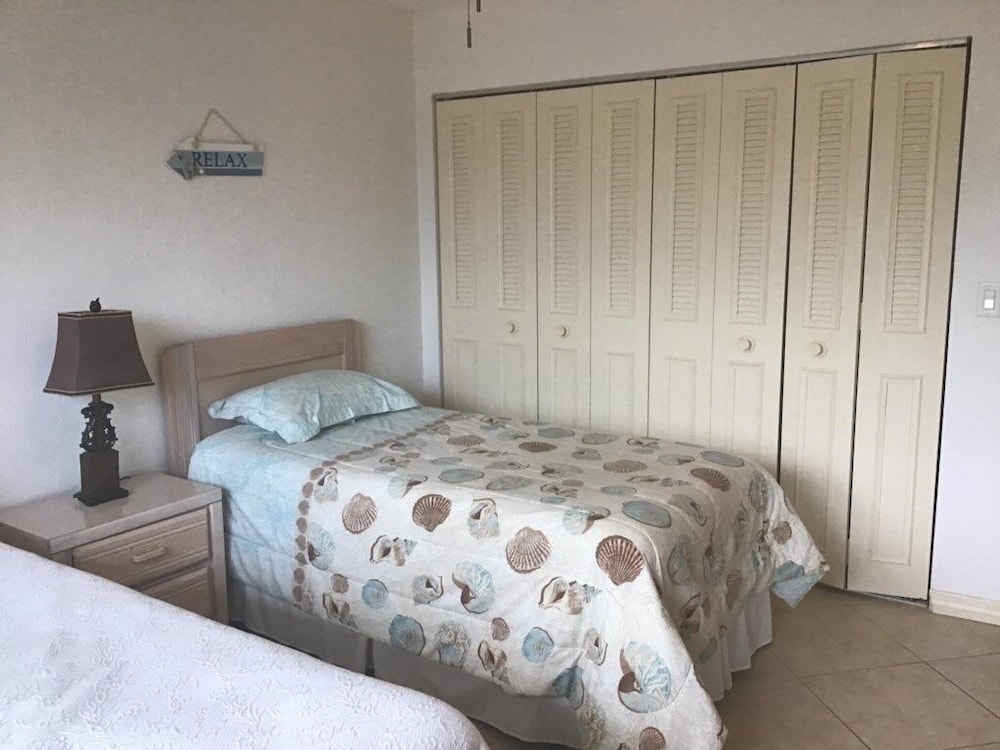 Updated Condo Across The Street From Daytona Beach, Lots Of Amenities 1 Bedroom Condo