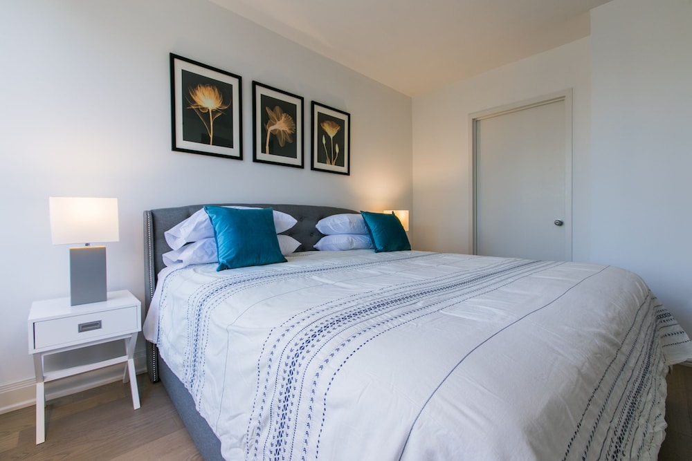 Bright 2 Bedrooms 2 Bathrooms Unit With Balcony