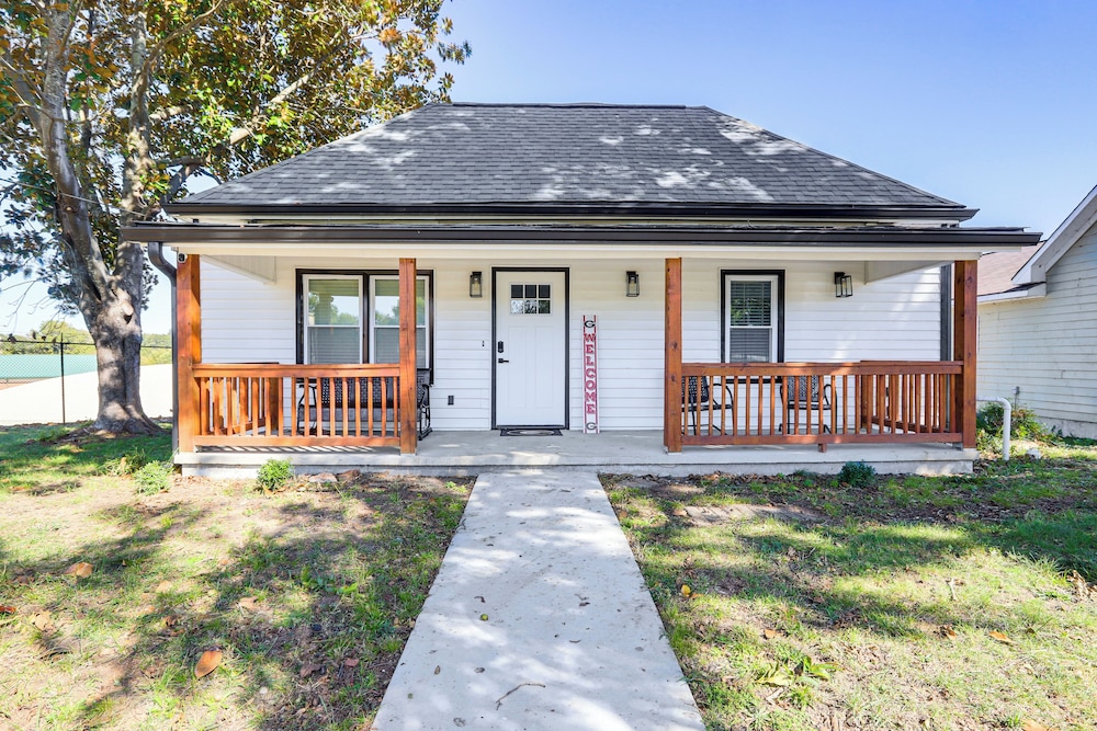 1 Mi to Dtwn: Updated Retreat in Athens! view 4