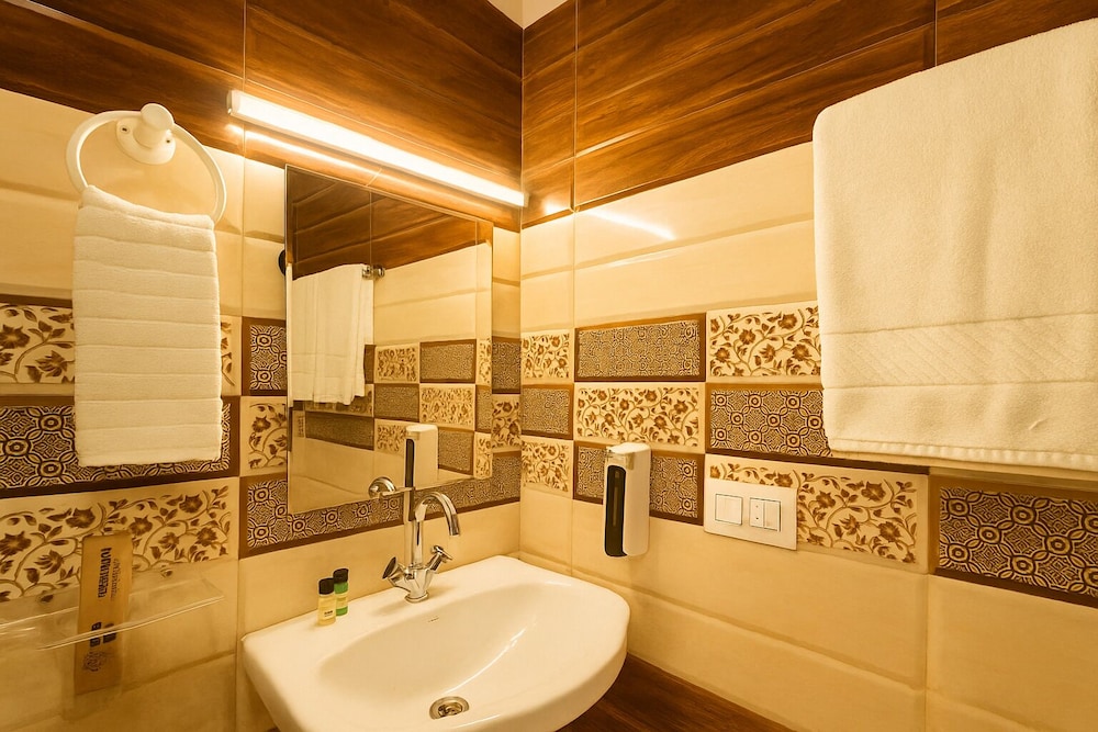 Hotel Shiva Lake - Near Mussoorie Lake