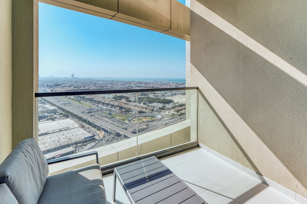 PVH - Contemporary 2BR - Aykon Tower C