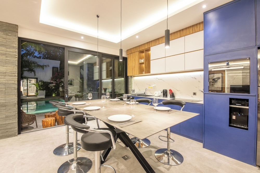 Elegant 3BR Retreat Stylish Modern Villa Seminyak