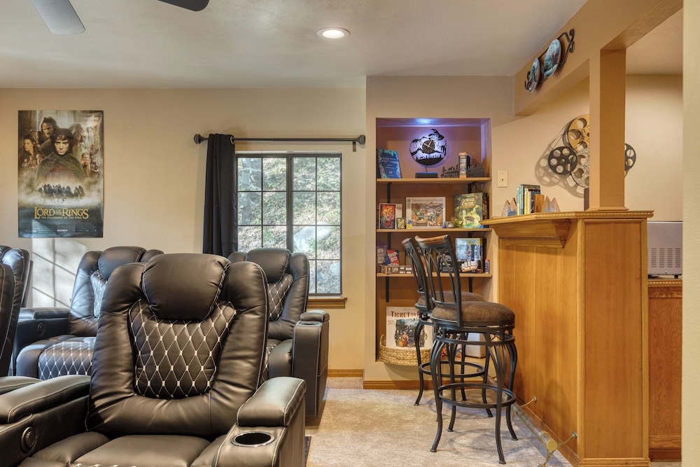 Dream Catcher by Avantstay Deck, Fire Pit, Movie Theater, Game Garage view 2