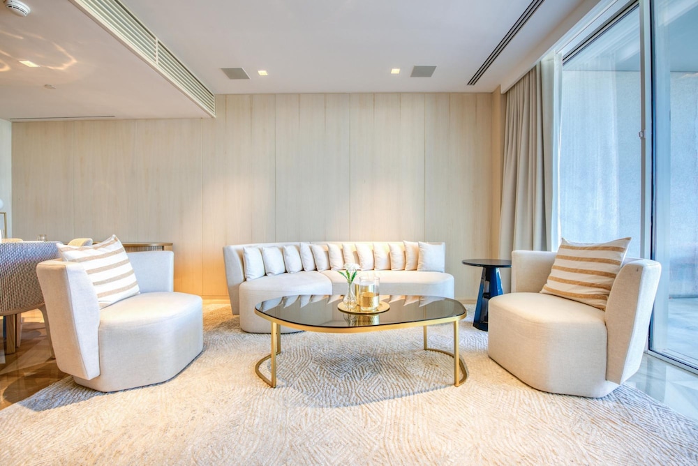 Vibrant Getaway in a Classy Five Palm Jumeirah Apt