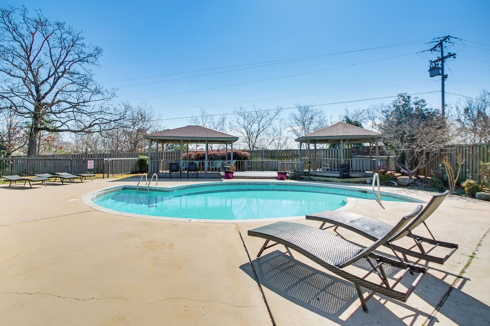 Million-dollar Views: Condo on Lake Hamilton!