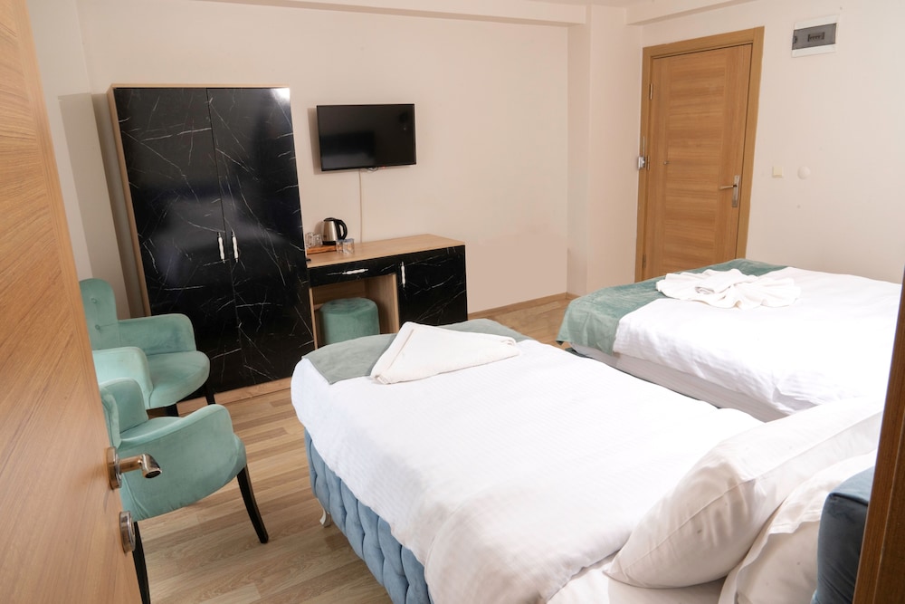 Loss Hotel - Image 48