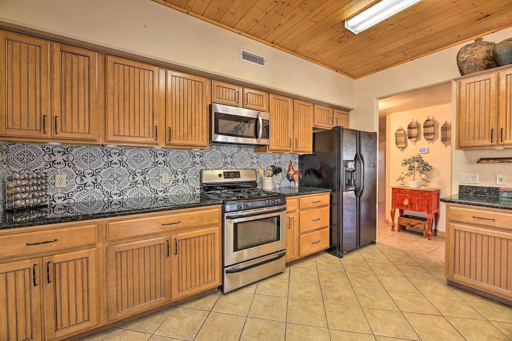 < 2 Mi to Hikes & Shops: Show Low Home w/ Deck