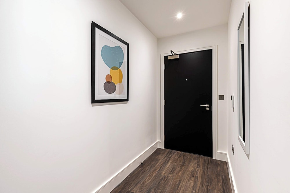 Sleek and Stylish 9th Floor Apartment